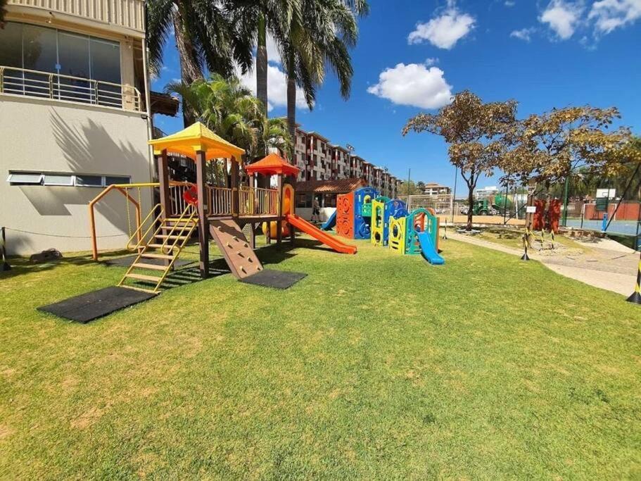 Flat de luxo -Resort beira lago com vista incrível
