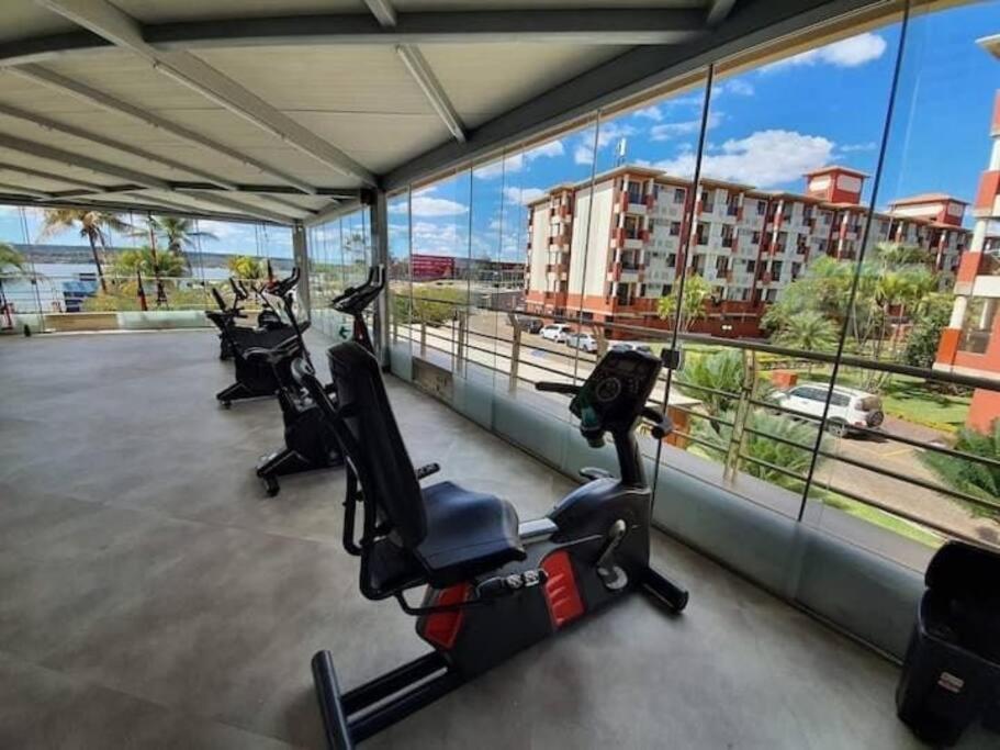 Flat de luxo -Resort beira lago com vista incrível