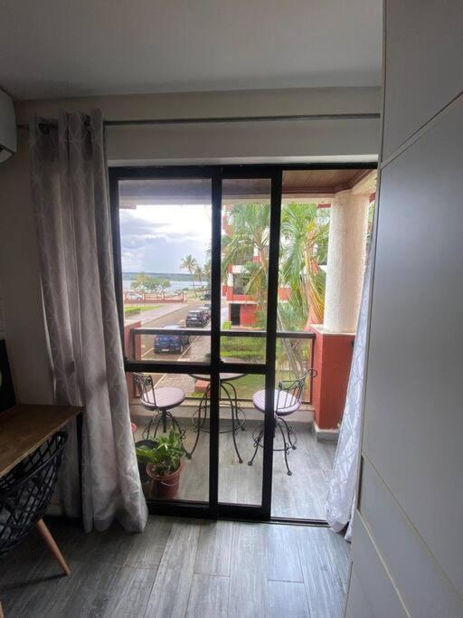 Flat de luxo -Resort beira lago com vista incrível