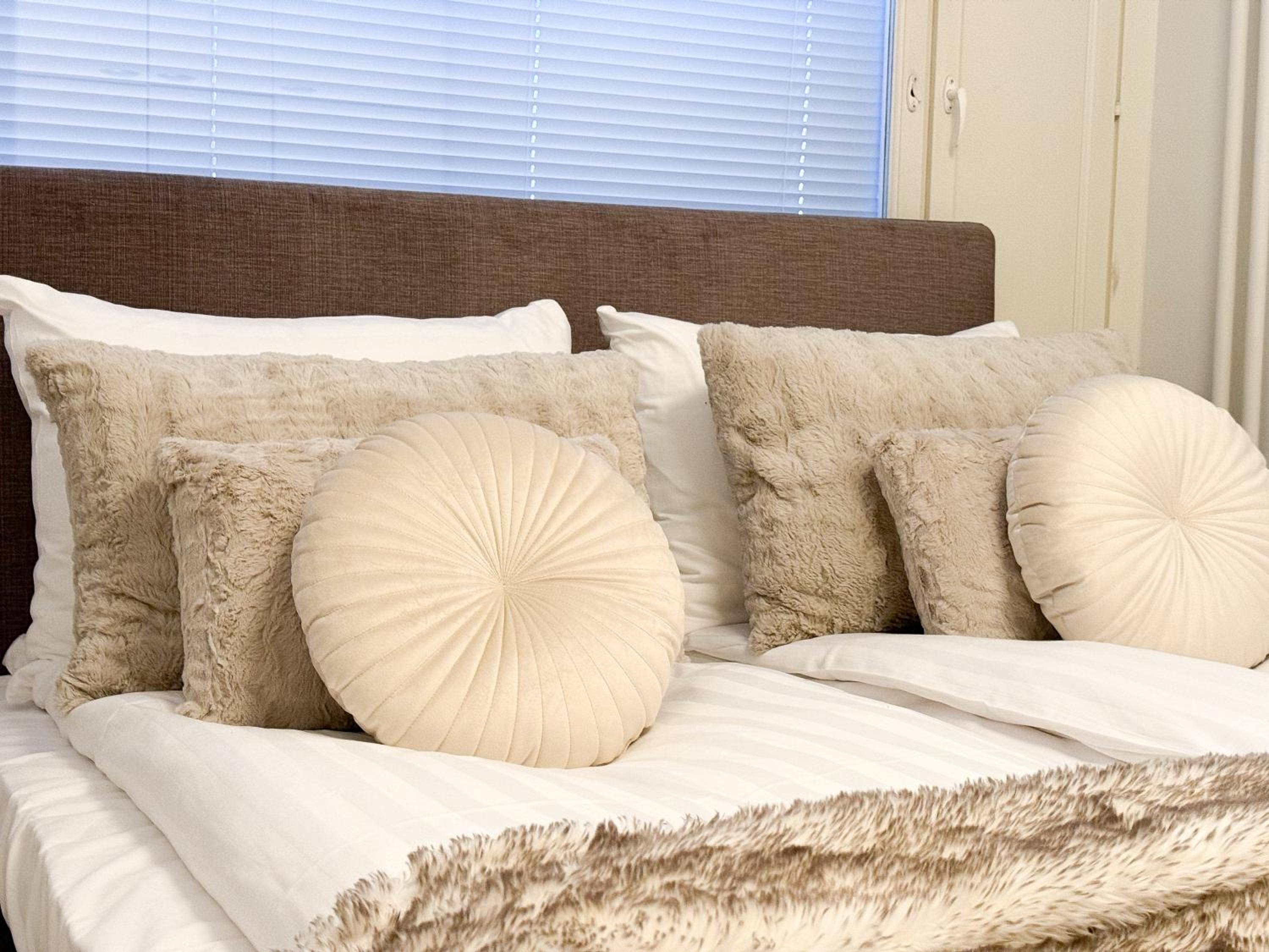 Aurora Central Suite IV By BookLapland