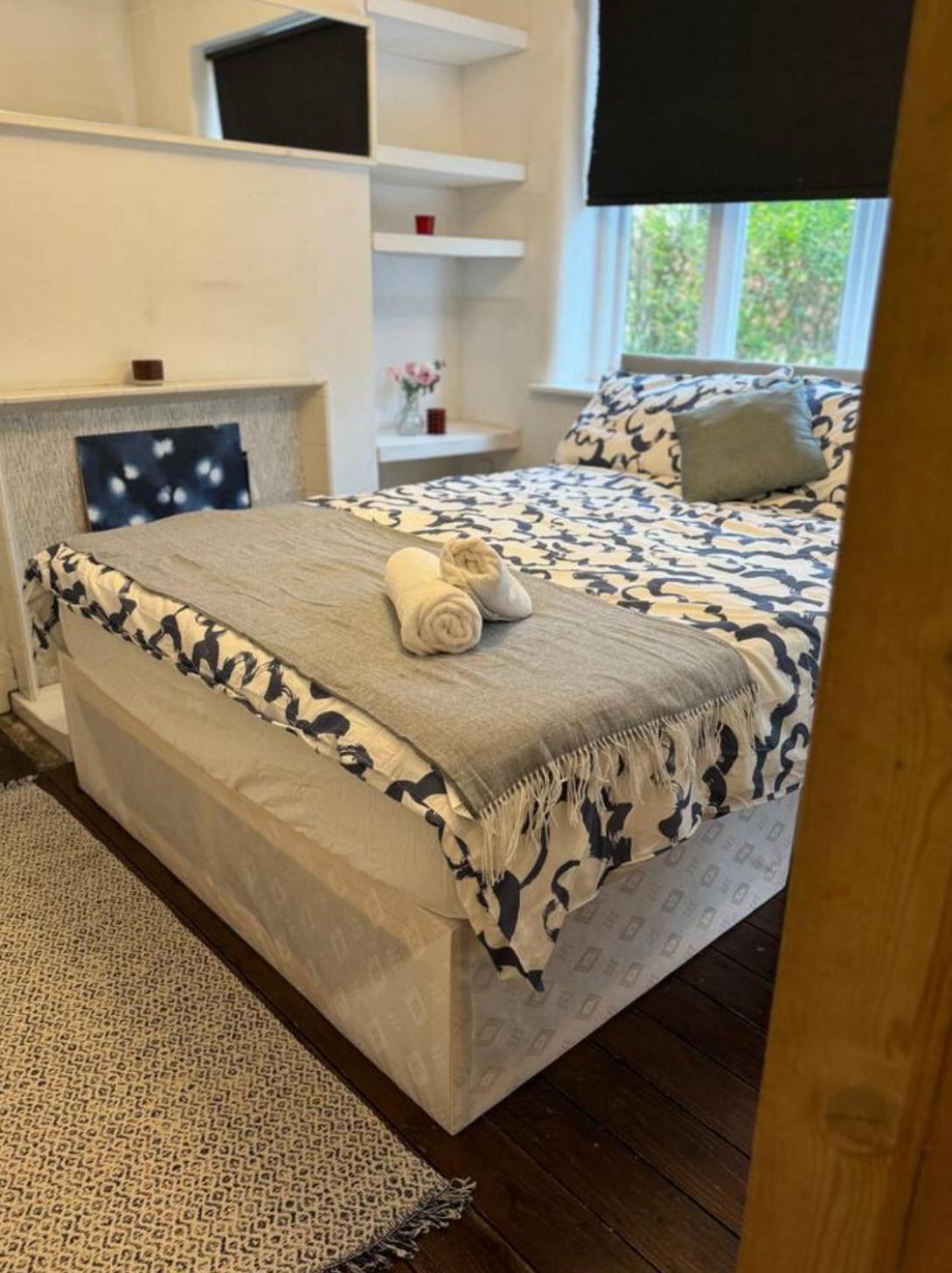 Didsbury GEM ! FREE ONSITE PARKING ! STYLISH & CENTRAL view 3