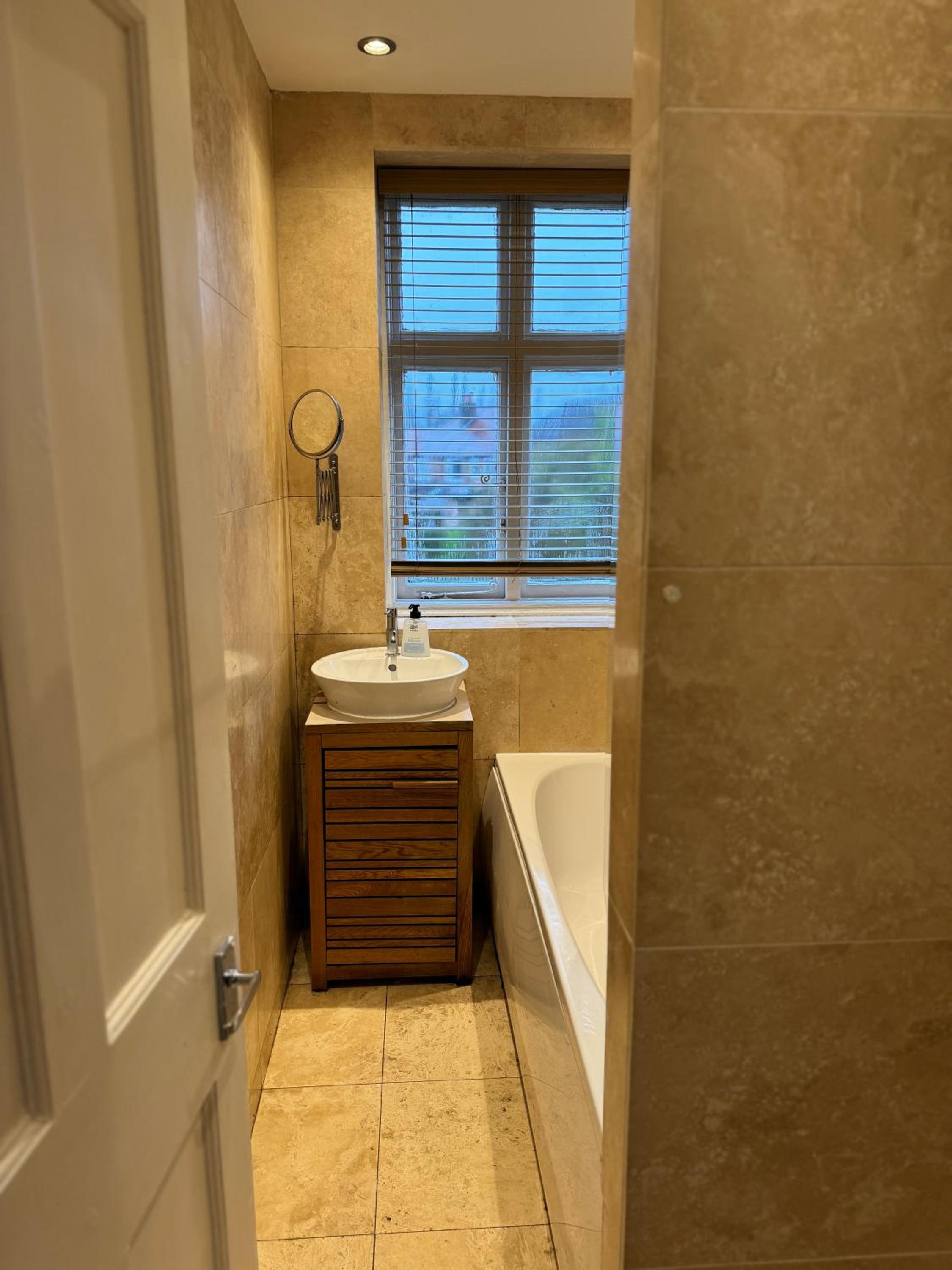 Didsbury GEM ! FREE ONSITE PARKING ! STYLISH & CENTRAL view 4