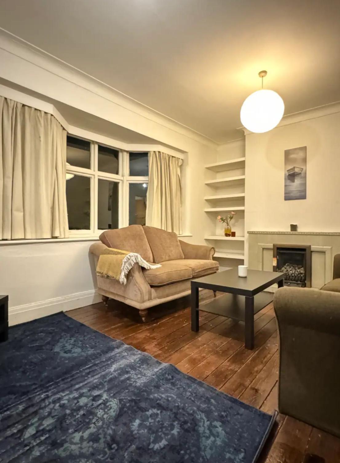 Didsbury GEM ! FREE ONSITE PARKING ! STYLISH & CENTRAL view 5
