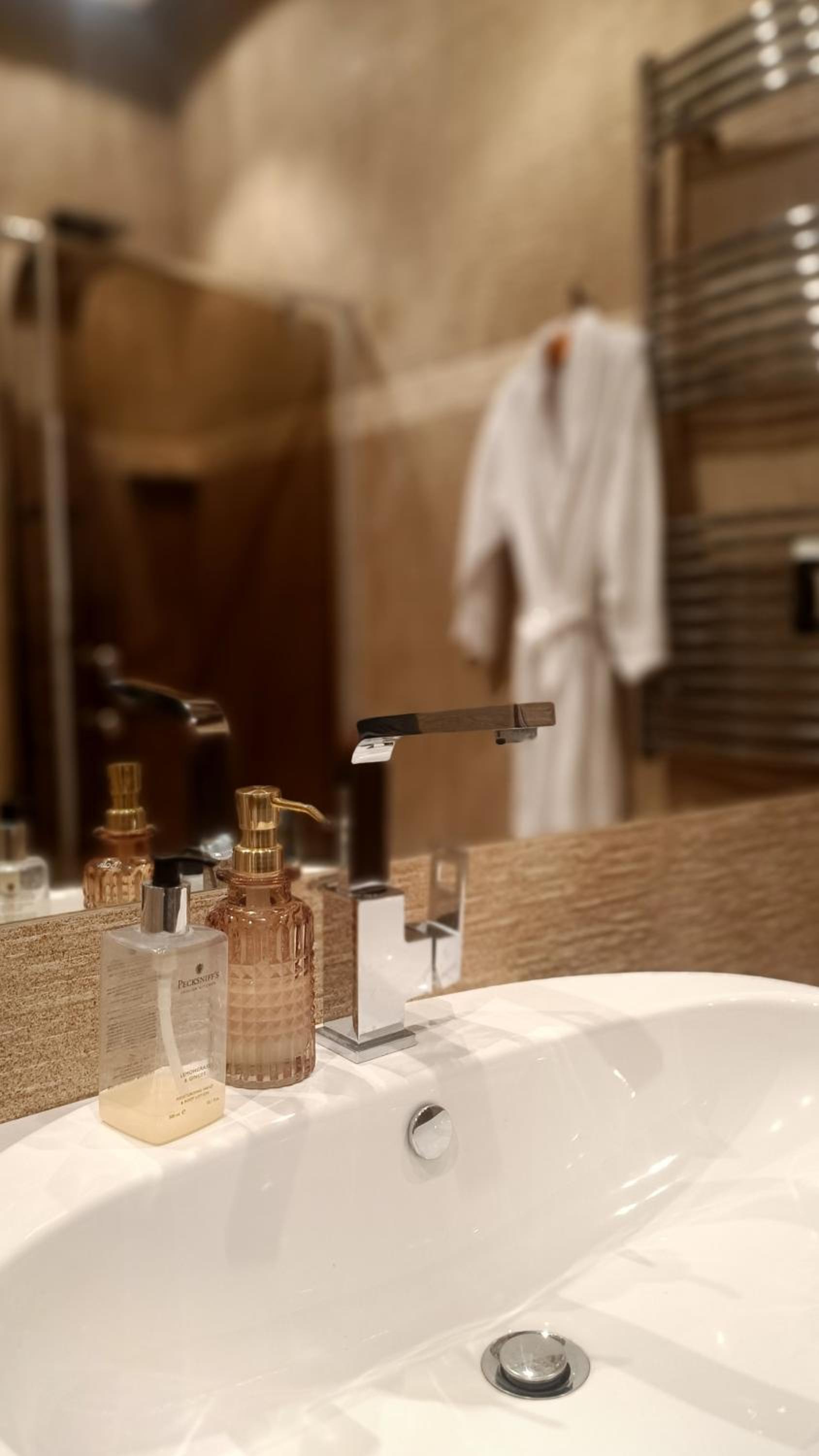 Luxury Room Well Located view 4