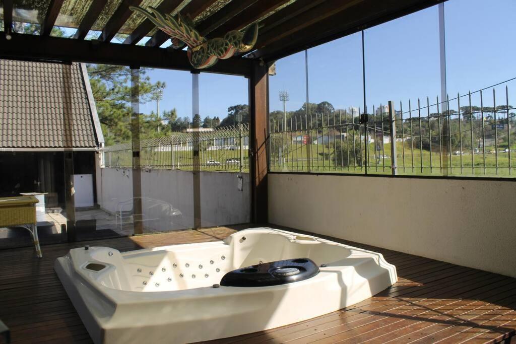 Mansão com Jacuzzi à 50m do Parque Barigui