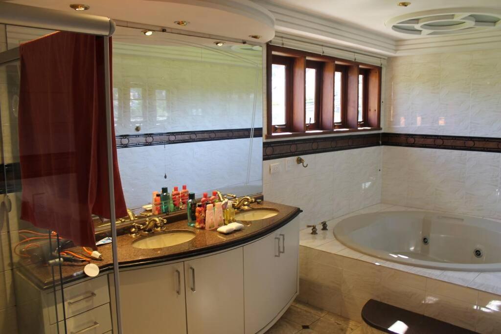 Mansão com Jacuzzi à 50m do Parque Barigui