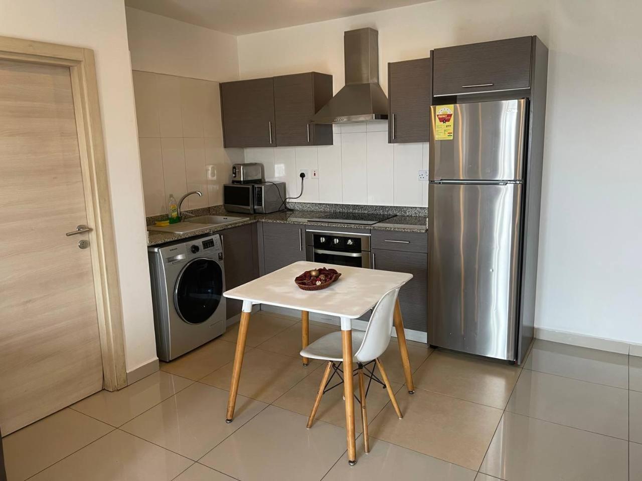 Chris' Resplendent Apartments