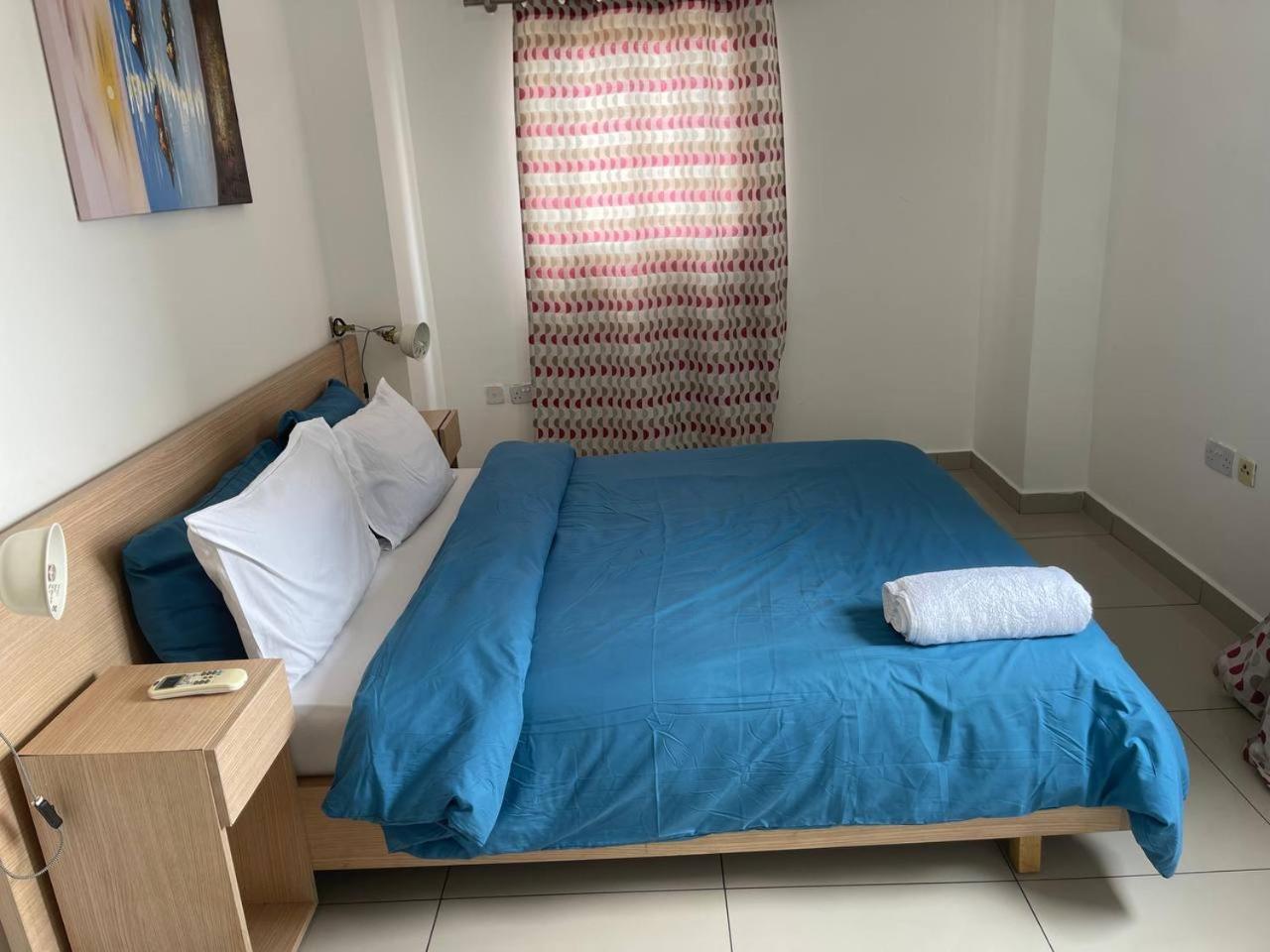 Chris' Resplendent Apartments