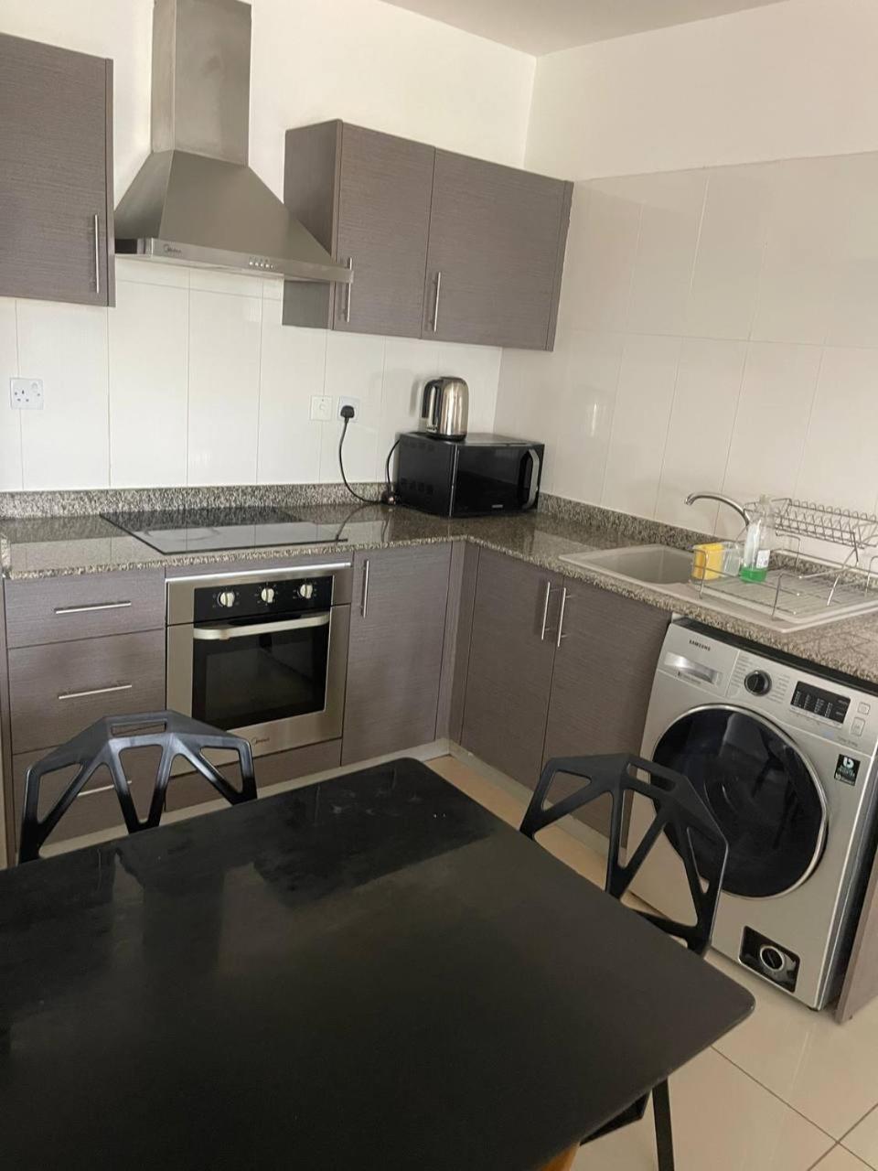 Chris' Resplendent Apartments