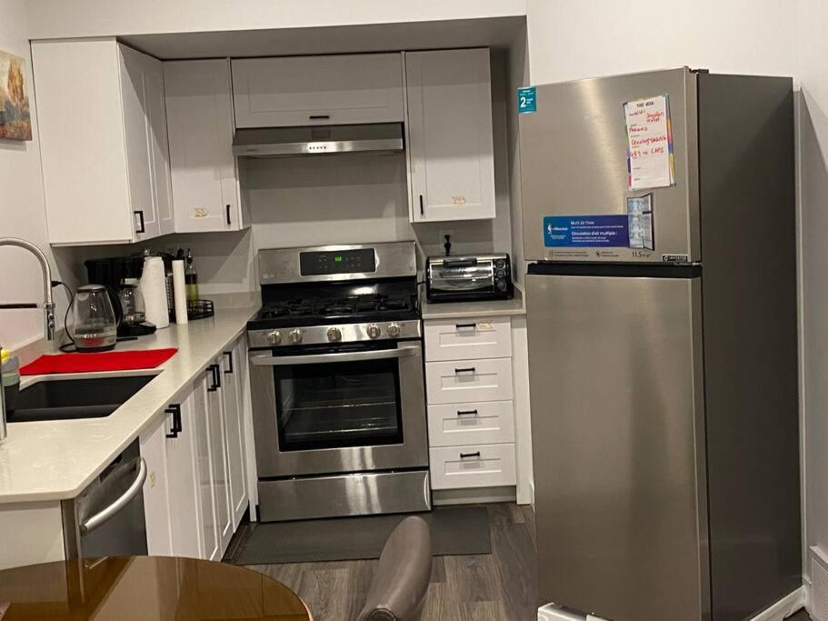 Modern Cozy 2 bedroom basement Near WEM