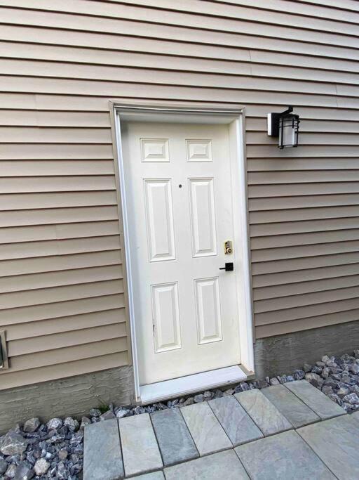 Modern Cozy 2 bedroom basement Near WEM