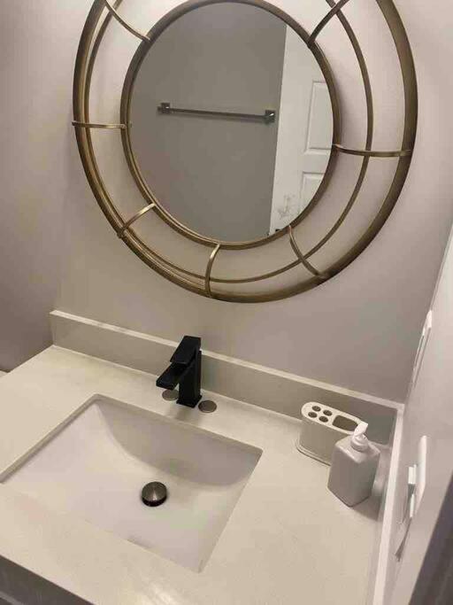 Modern Cozy 2 bedroom basement Near WEM
