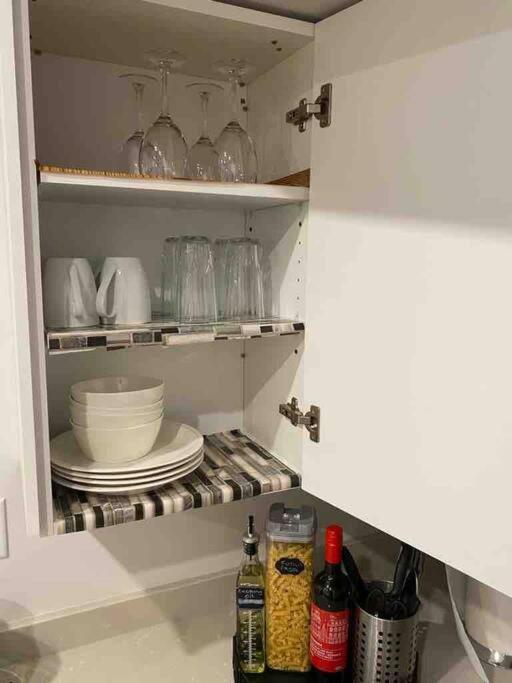 Modern Cozy 2 bedroom basement Near WEM