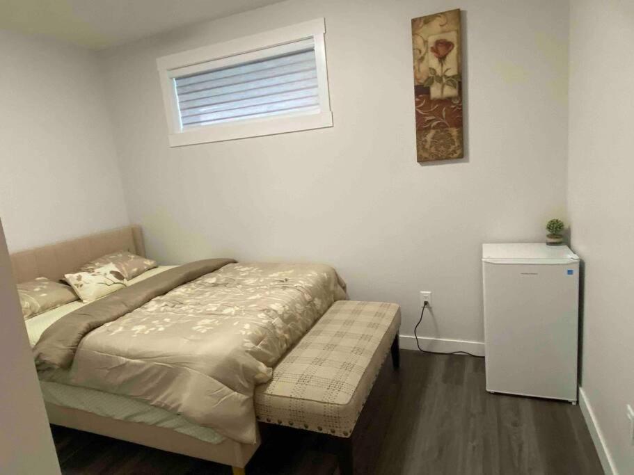 Modern Cozy 2 bedroom basement Near WEM