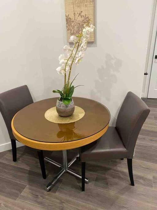 Modern Cozy 2 bedroom basement Near WEM