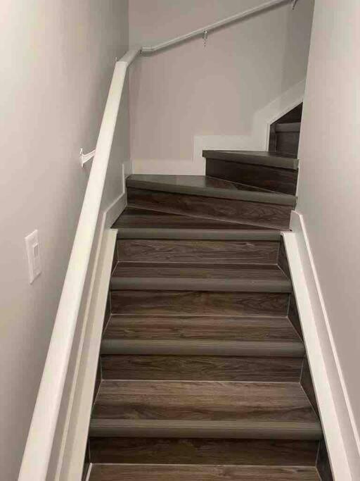 Modern Cozy 2 bedroom basement Near WEM