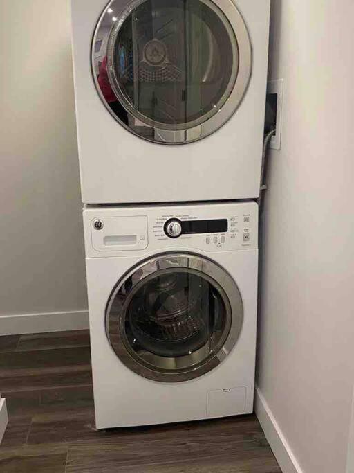 Modern Cozy 2 bedroom basement Near WEM