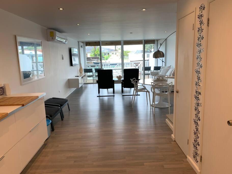 Luxury Waterfront Villa 249C Starlink Wifi
