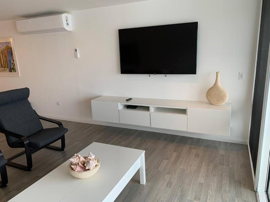 Luxury Waterfront Villa 249C Starlink Wifi