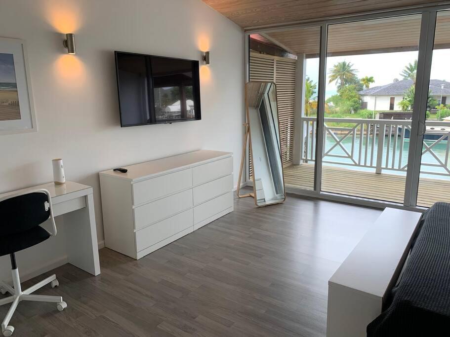 Luxury Waterfront Villa 249C Starlink Wifi