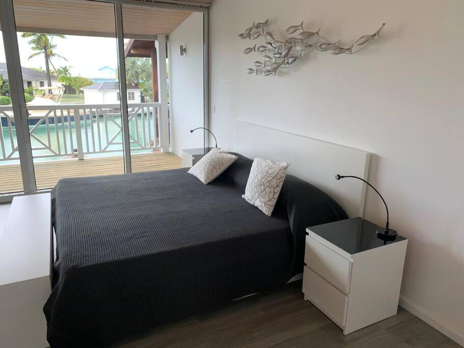 Luxury Waterfront Villa 249C Starlink Wifi