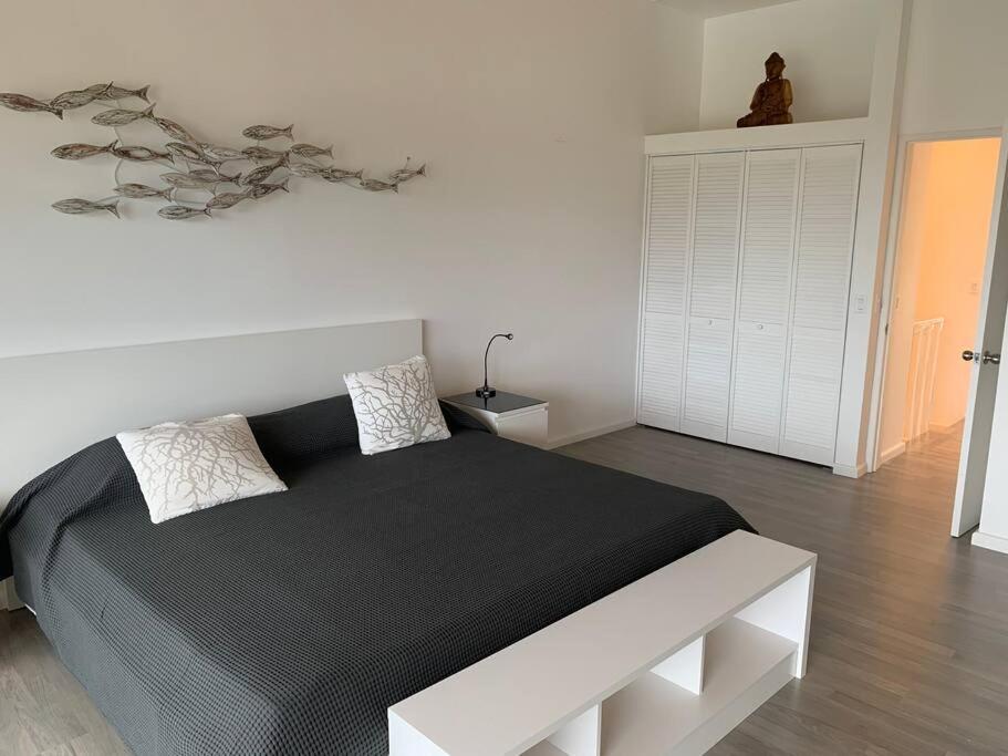Luxury Waterfront Villa 249C Starlink Wifi