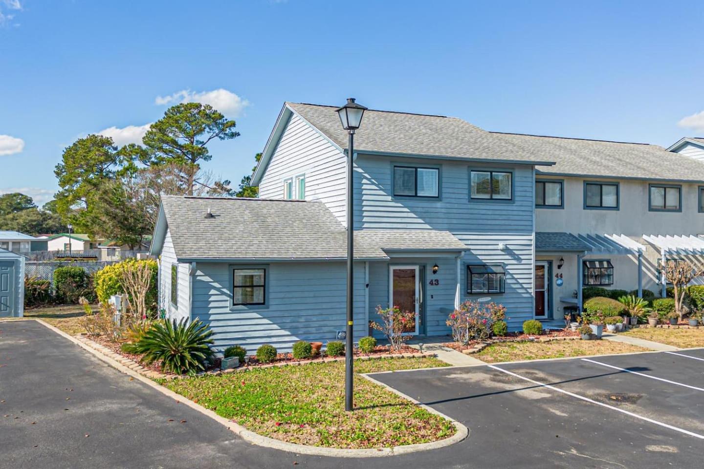 Little River-condo-sleeps 10 By Hostique