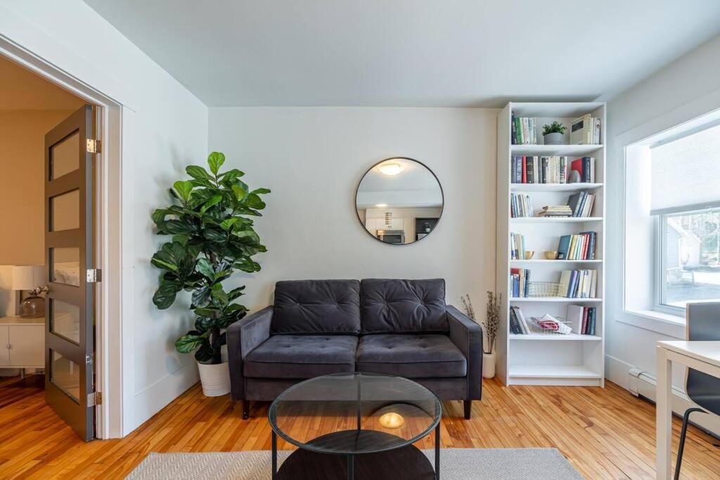 Gorgeous & Sunny Executive Suite #102