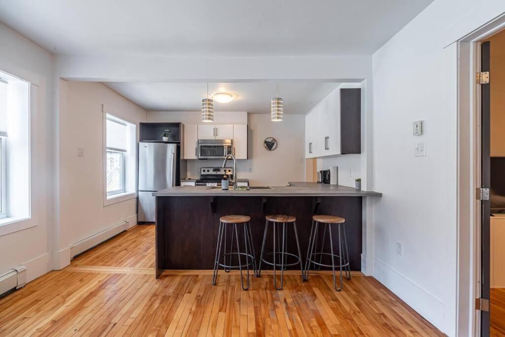 Gorgeous & Sunny Executive Suite #102