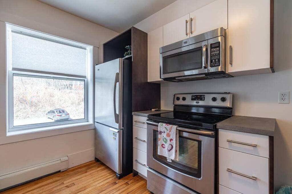 Gorgeous & Sunny Executive Suite #102