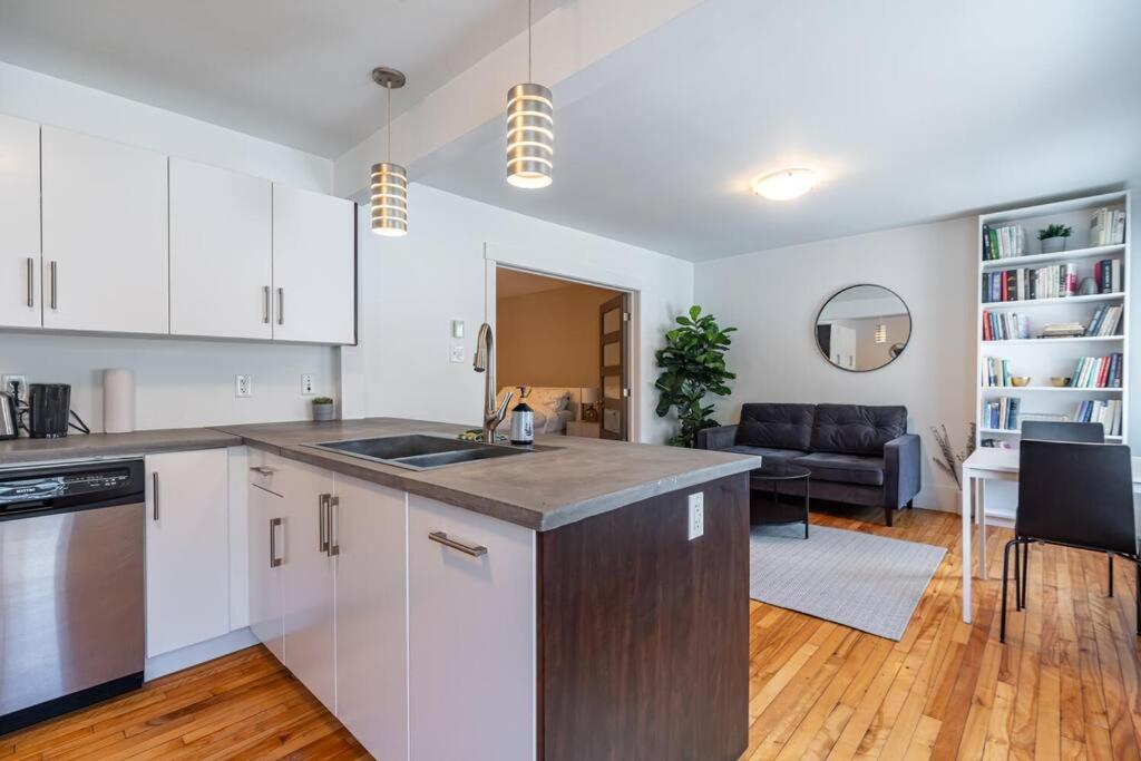 Gorgeous & Sunny Executive Suite #102