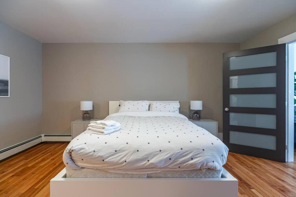 Gorgeous & Sunny Executive Suite #102