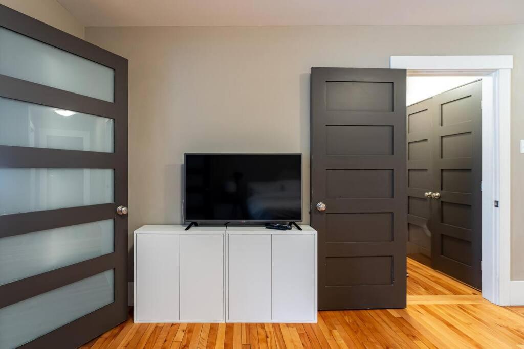 Gorgeous & Sunny Executive Suite #102