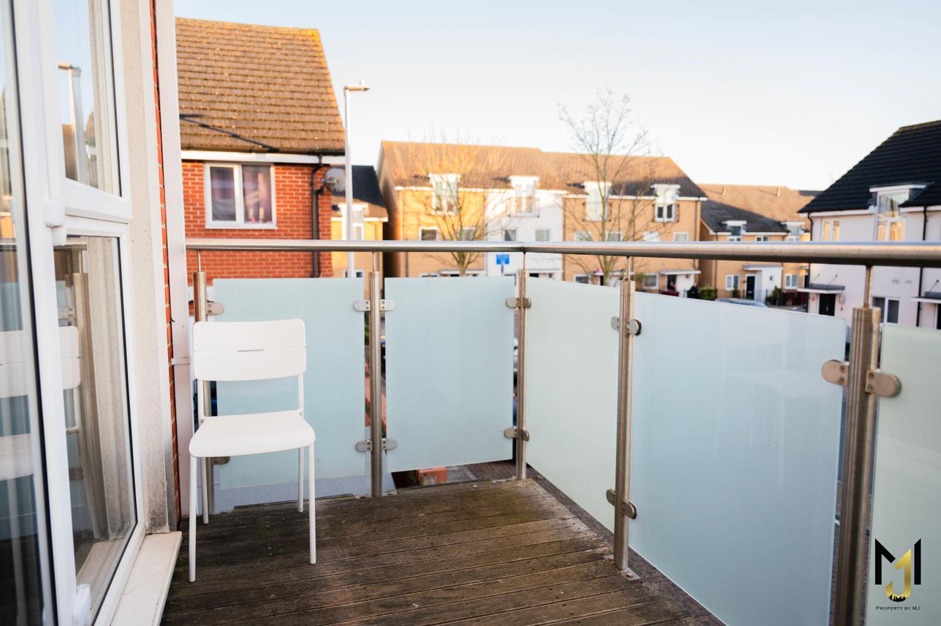 'Nomadic Nest' 2-Bed Executive Coach House + Free Parking! view 3