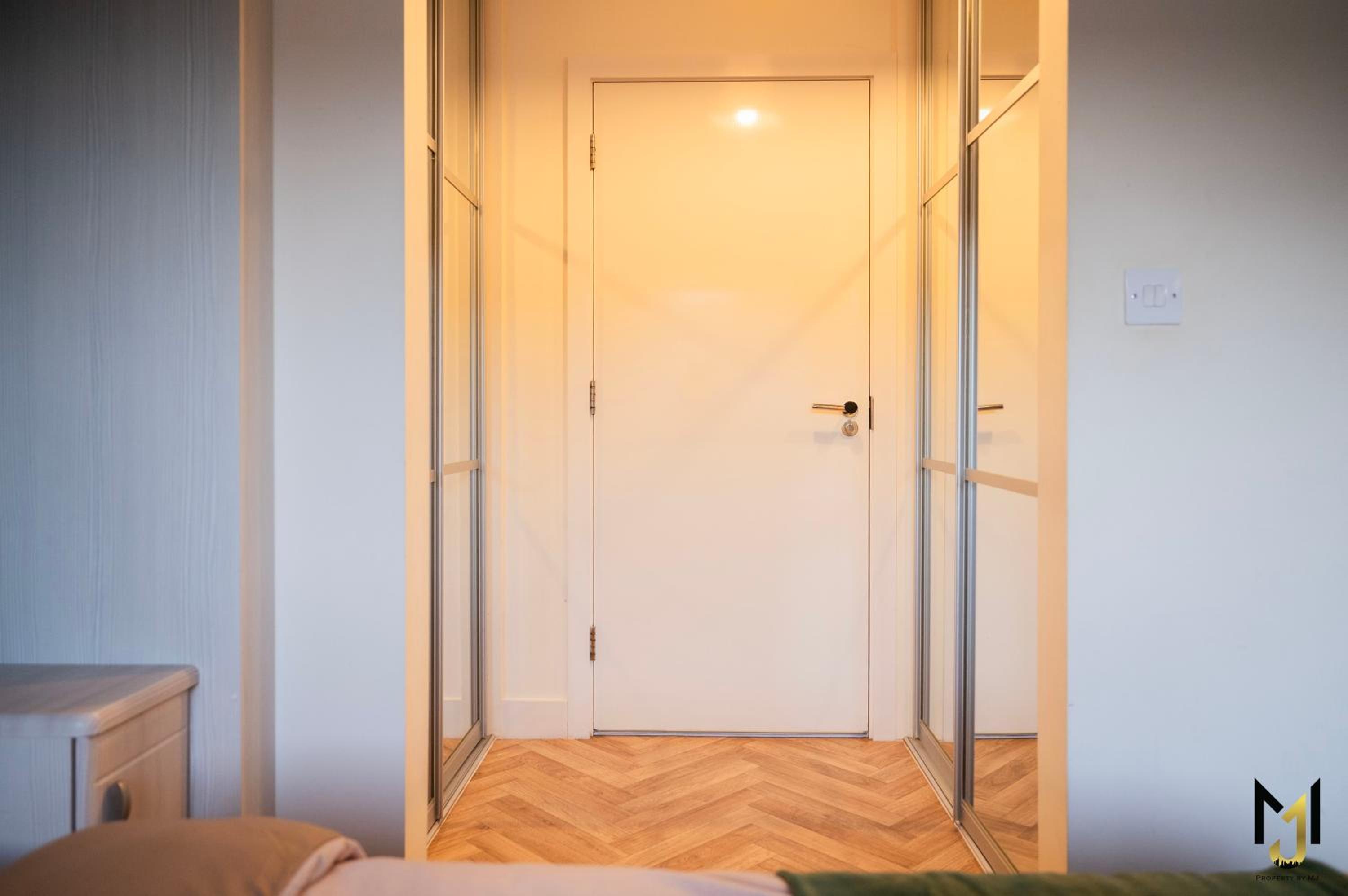 'Nomadic Nest' 2-Bed Executive Coach House + Free Parking! view 4