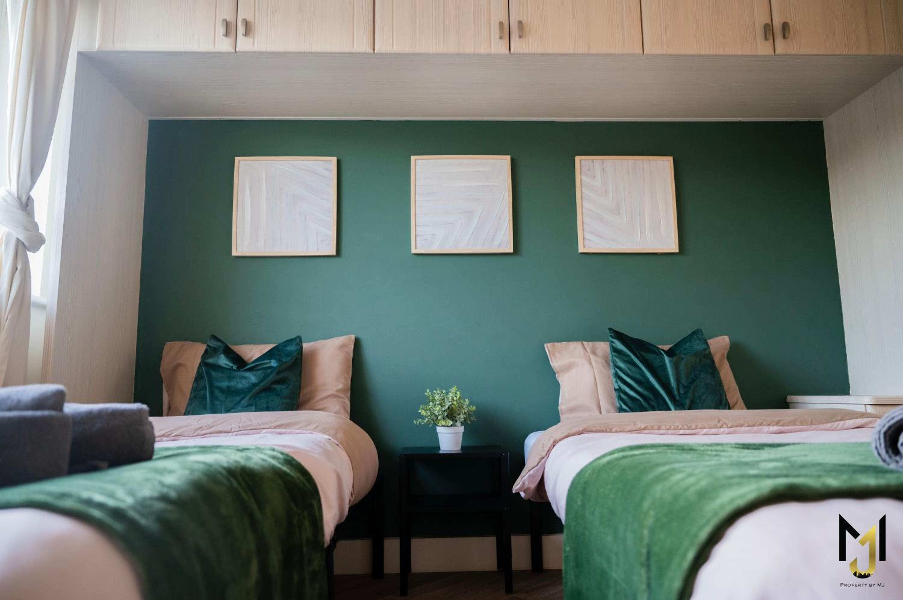 'Nomadic Nest' 2-Bed Executive Coach House + Free Parking! view 5