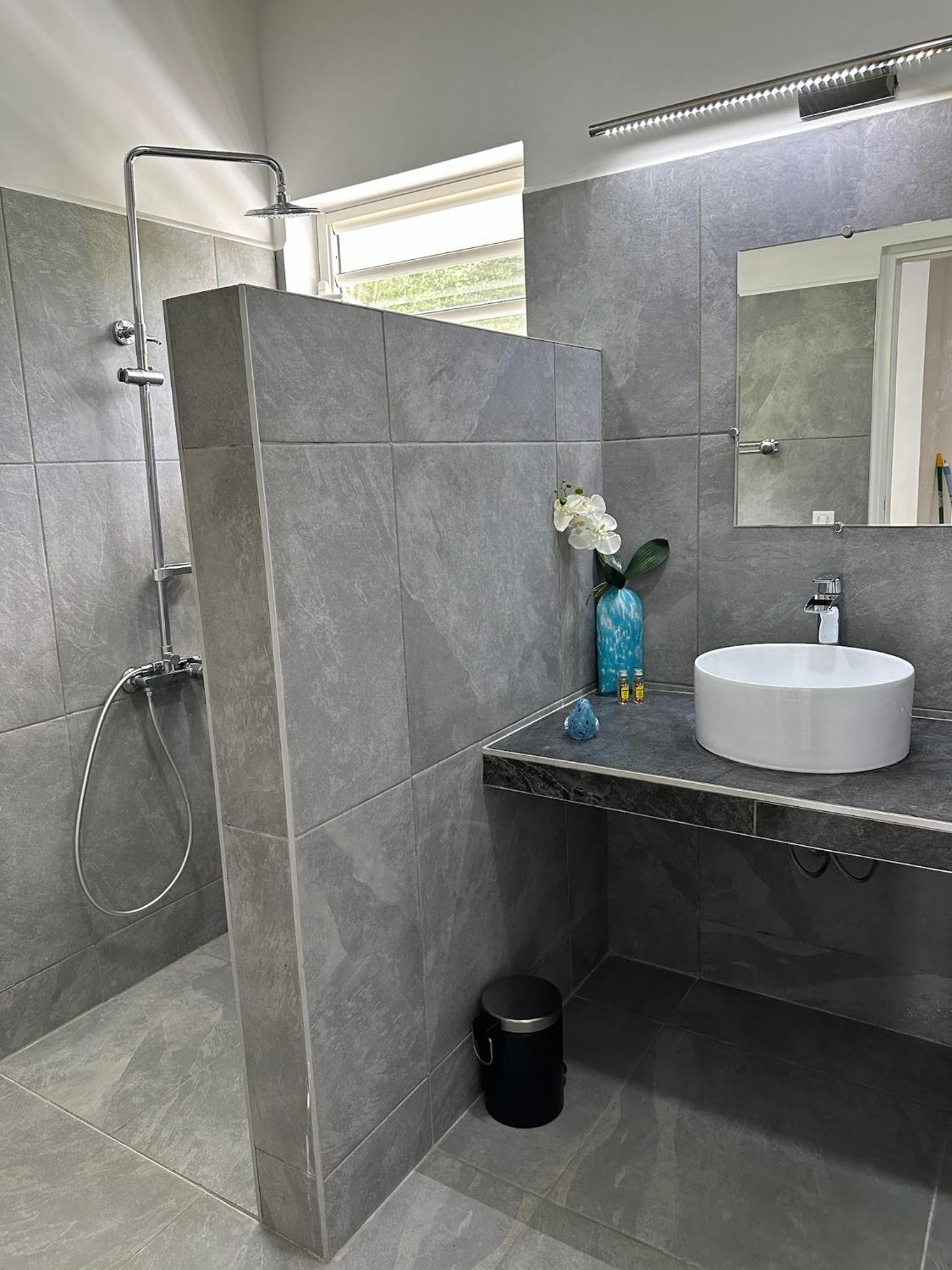 Pension Irivai, appartement UO UO 3 chambres vue mer view 5