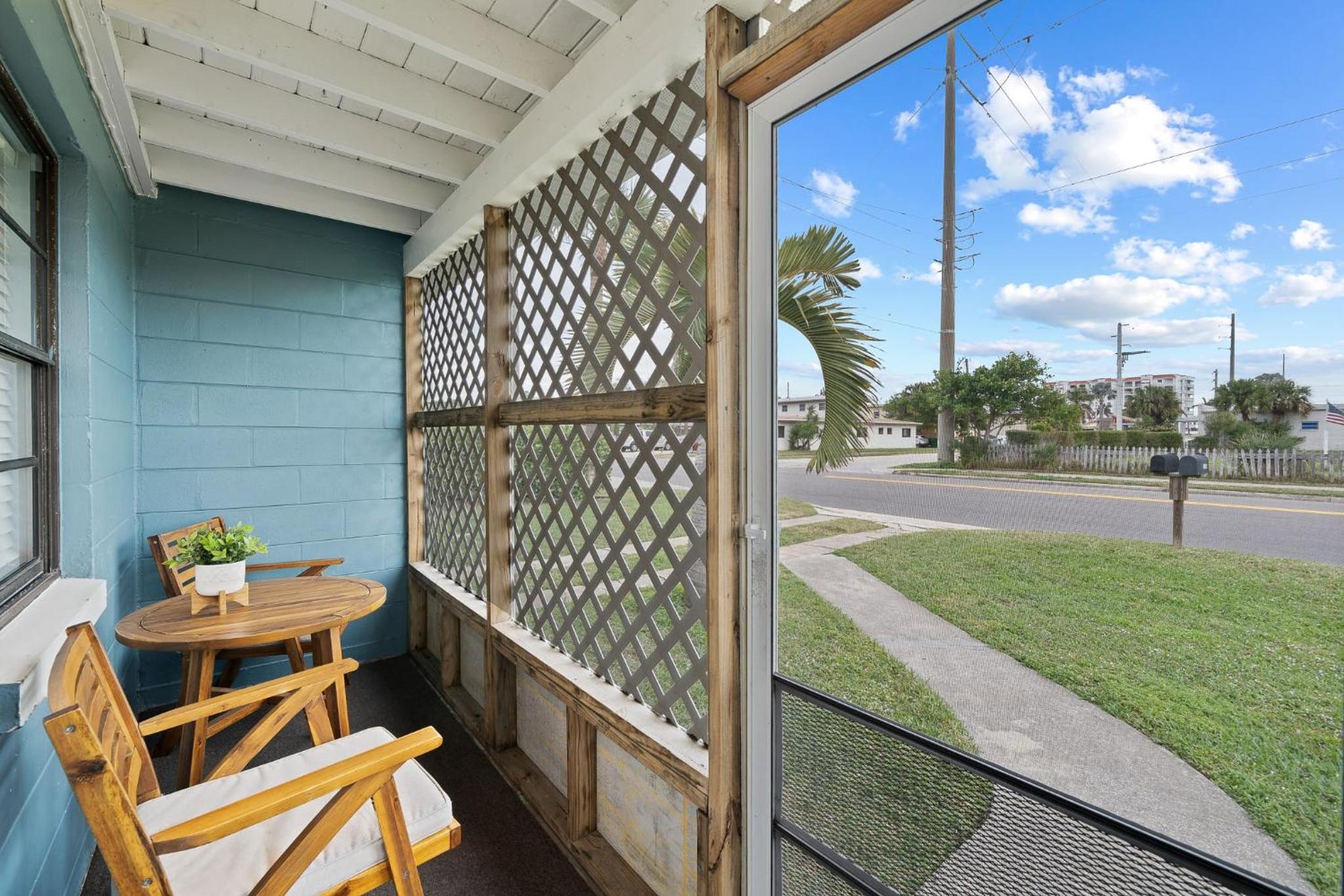 Downtown Cottage - Walk to the Beach & Restaurants view 2