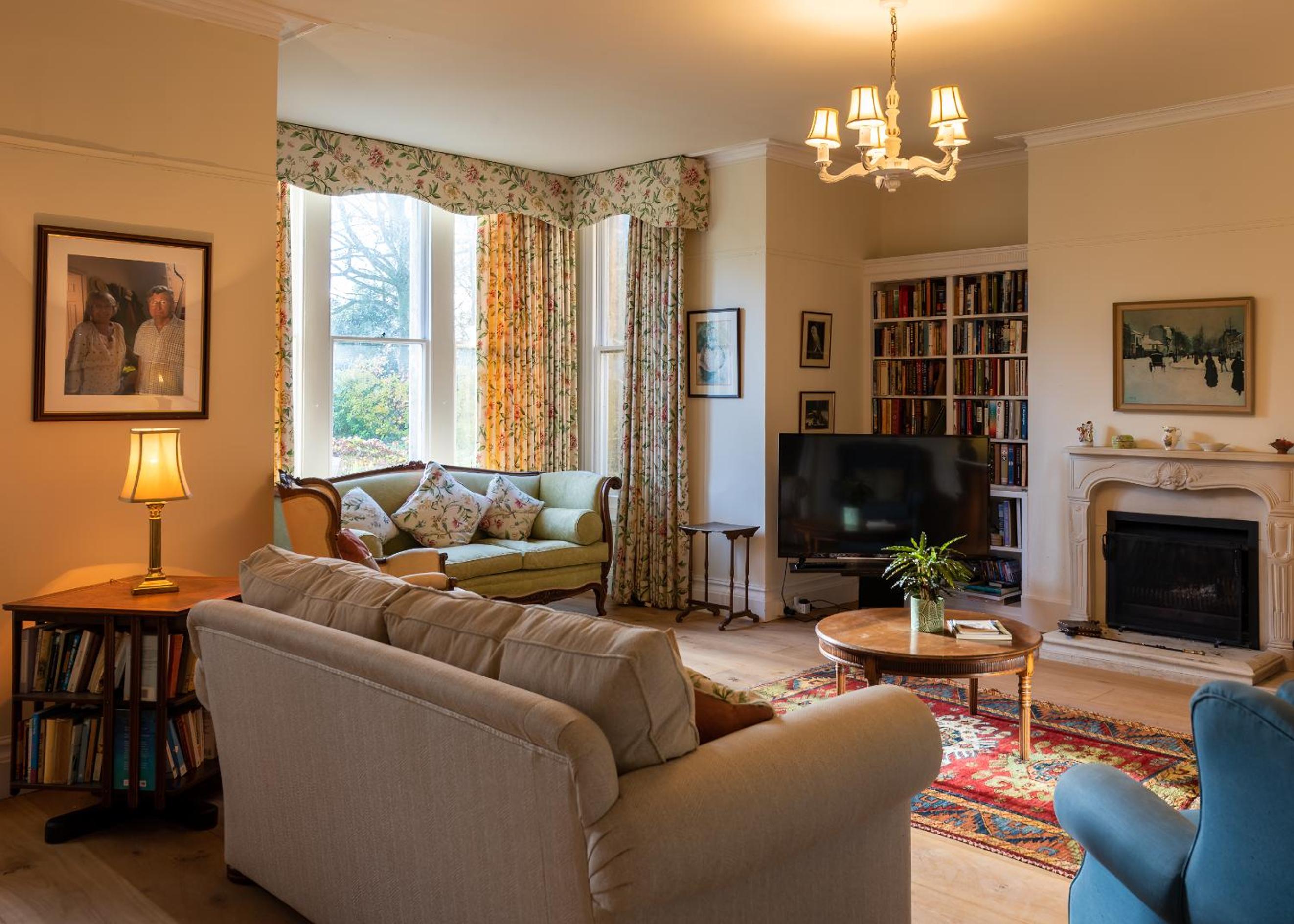 Wendover House XL Luxury Country Home near Silverstone, with Beautiful Gardens, Pool & Sauna view 5