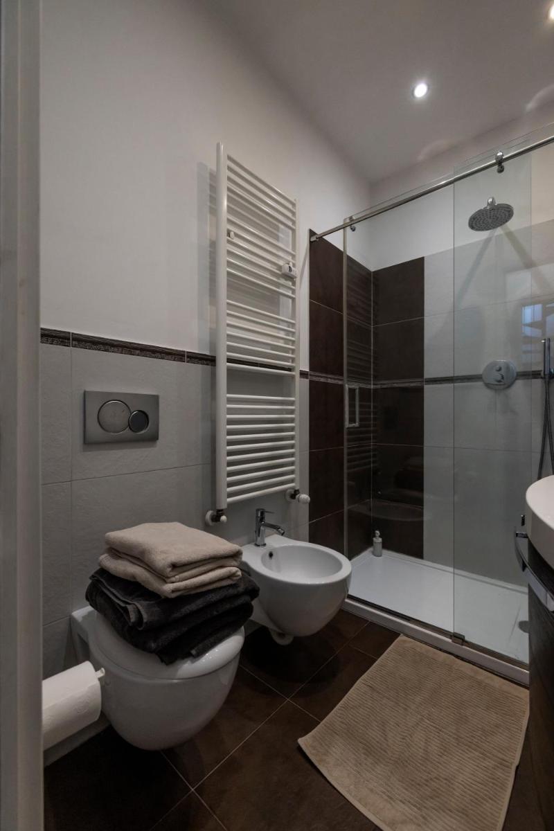 Loft with Terrace en Turin — bathroom