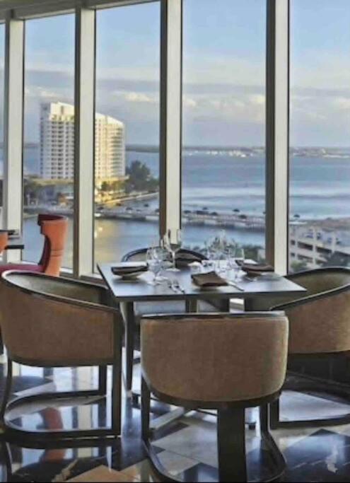 41st Floor Icon Brickell Corner 2 bed/2bath with Bay and CityView • 5 star SPA