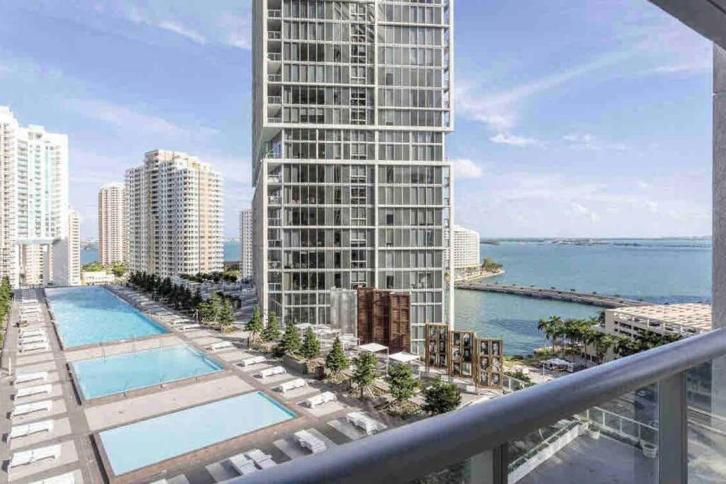 41st Floor Icon Brickell Corner 2 bed/2bath with Bay and CityView • 5 star SPA