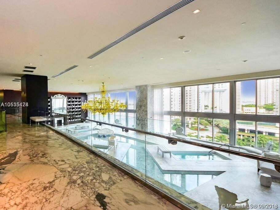 41st Floor Icon Brickell Corner 2 bed/2bath with Bay and CityView • 5 star SPA