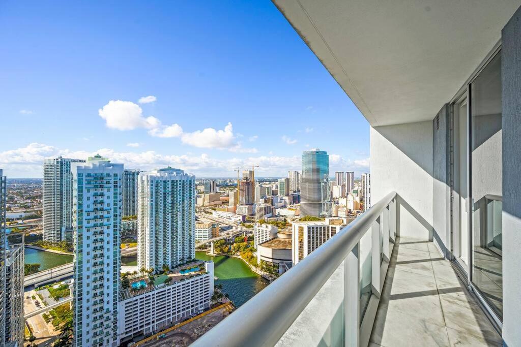 41st Floor Icon Brickell Corner 2 bed/2bath with Bay and CityView • 5 star SPA