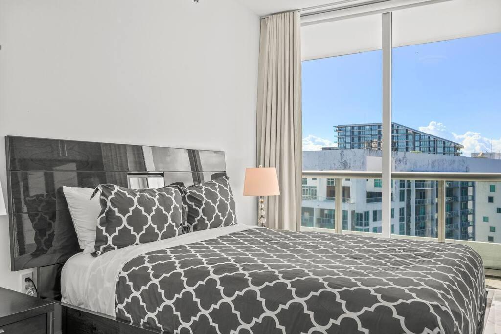 41st Floor Icon Brickell Corner 2 bed/2bath with Bay and CityView • 5 star SPA