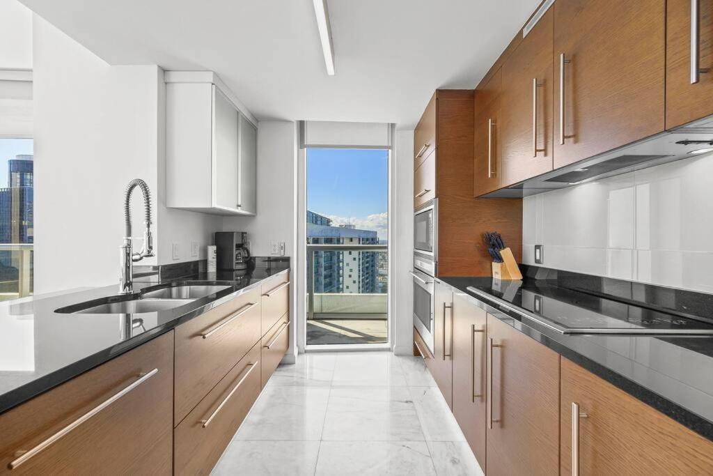 41st Floor Icon Brickell Corner 2 bed/2bath with Bay and CityView • 5 star SPA