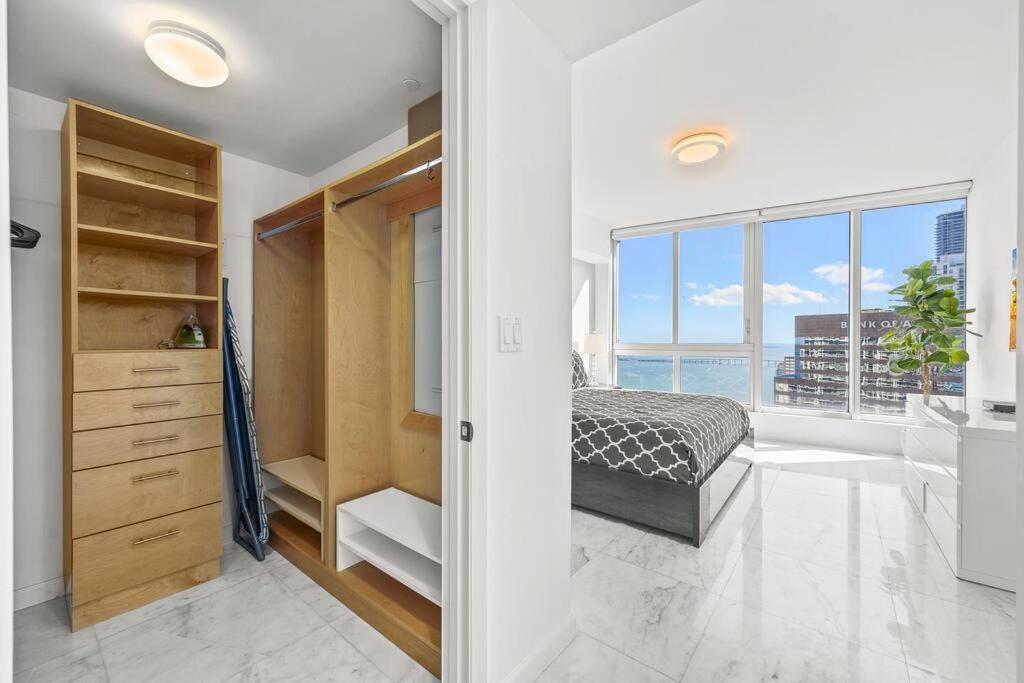 41st Floor Icon Brickell Corner 2 bed/2bath with Bay and CityView • 5 star SPA