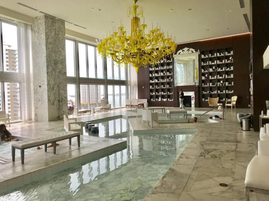 41st Floor Icon Brickell Corner 2 bed/2bath with Bay and CityView • 5 star SPA