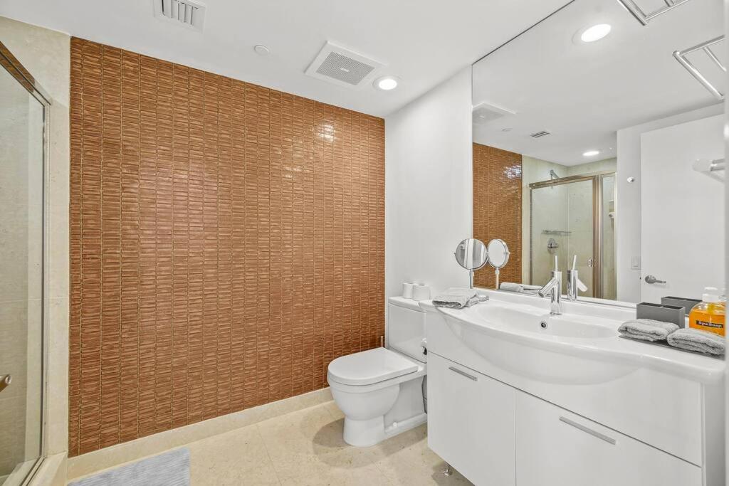 41st Floor Icon Brickell Corner 2 bed/2bath with Bay and CityView • 5 star SPA