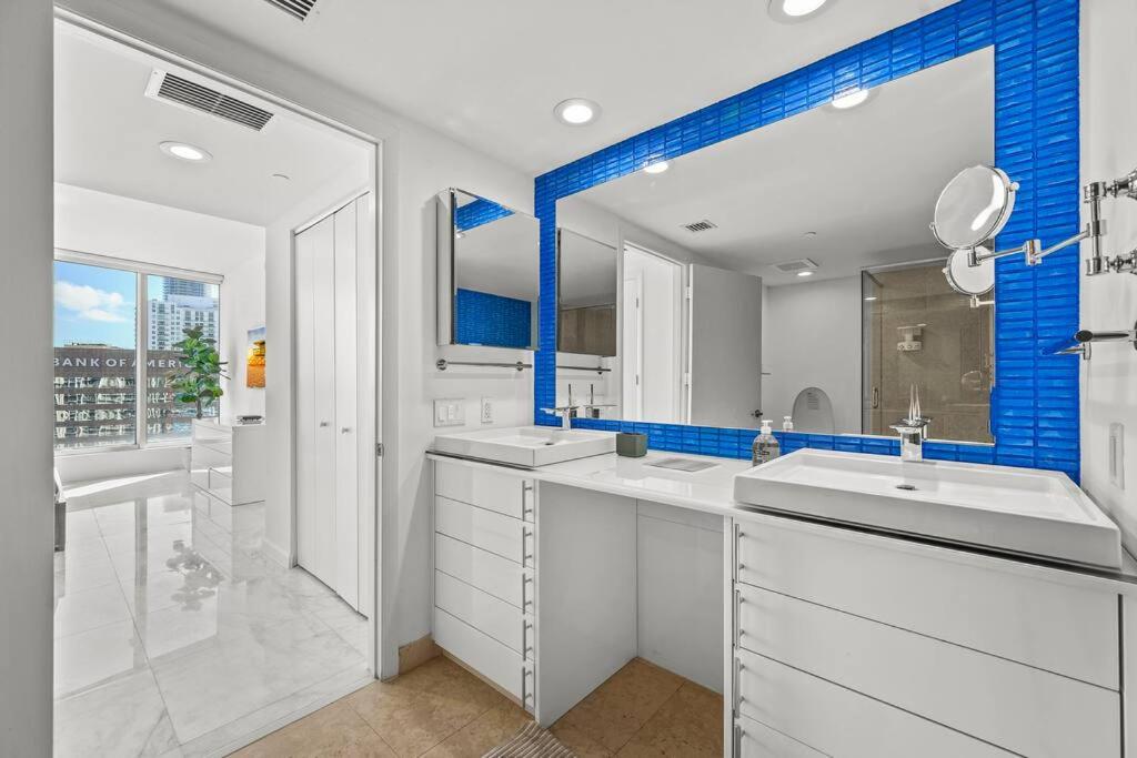 41st Floor Icon Brickell Corner 2 bed/2bath with Bay and CityView • 5 star SPA